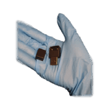 Compact JUUL USB charger 작은 사이즈와 마그네틱 도크 디자인이 보이는 JUUL USB Charger 이미지.