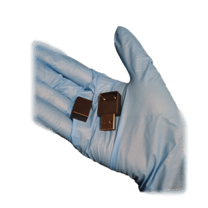 Compact JUUL USB charger 작은 사이즈와 마그네틱 도크 디자인이 보이는 JUUL USB Charger 이미지.