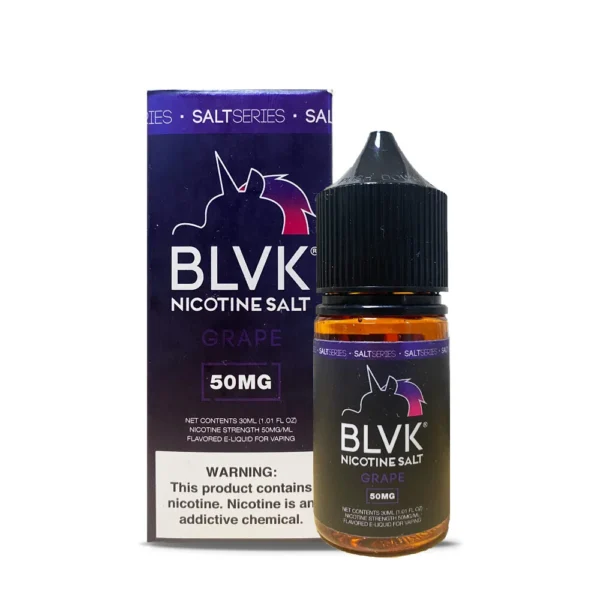 BLVK Salt Grape 5% — 보라색 포도 감성을 담은 라벨 디자인과 짙은 퍼플 컬러 포도 일러스트가 사용된 패키지. 제품 특유의 sweet grape vibe와 고농도 SaltNic 느낌을 시각적으로 표현한 상세 병 이미지.