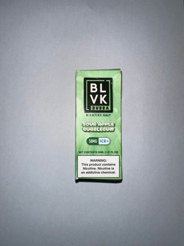 Playful candy gum vape image — 애플 사워의 선명함과 껌 캔디의 달콤함이 균형을 이루는 BLVK 사워 애플 버블검 제품 이미지.